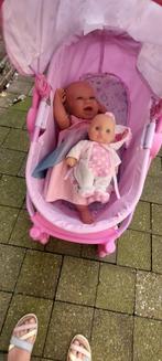 Buggy + 2 poppen + kledij poppen, Kinderen en Baby's, Speelgoed | Poppen, Ophalen, Gebruikt, Babypop