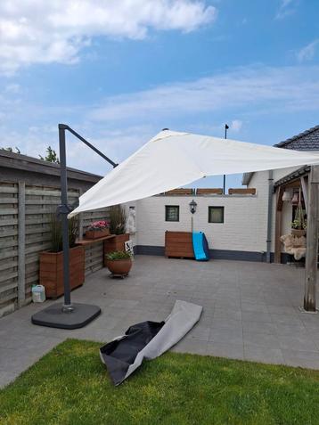 zeer mooie zweefparasol nog niet open gestaan beschikbaar voor biedingen