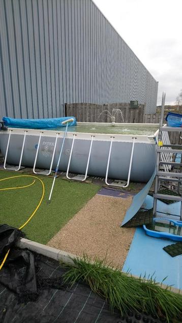 Zwembad met accesoires beschikbaar voor biedingen