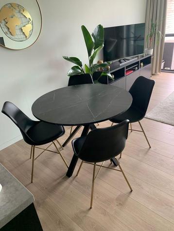 Ronde tafel, zwart marmerpatroon met 4 bijhorende stoelen. beschikbaar voor biedingen