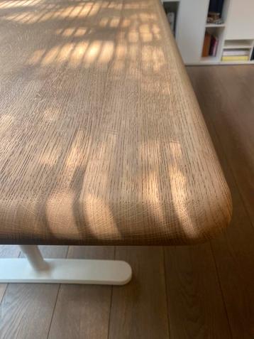 Houten eiken bureau met wit metalen onderstel beschikbaar voor biedingen