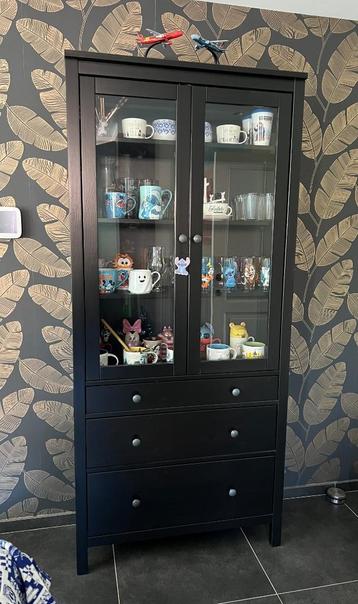 Hemnes hoge kast met glazen deuren en schuiven IKEA, Enlèvement, Comme neuf, Avec tiroir(s)