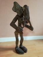 Houten sculptuur Afrikaanse man met olifantenhoofd, Enlèvement