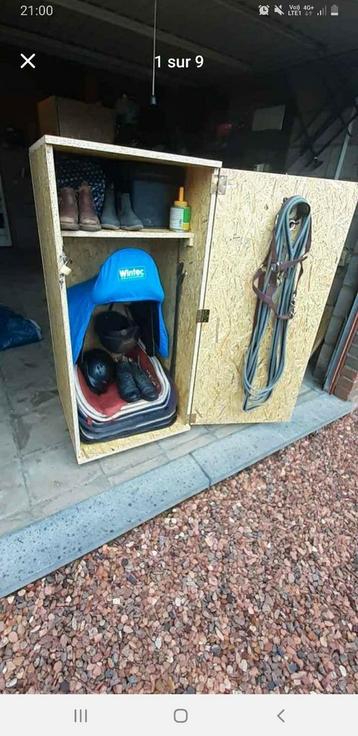 Armoire d'equitation, armoire de cellerie, cheval. disponible aux enchères