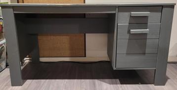 Bureau, nachtkastje en boekenkast beschikbaar voor biedingen