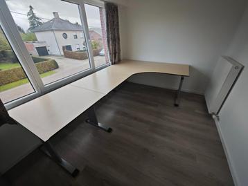 Stevige grote bureau beschikbaar voor biedingen