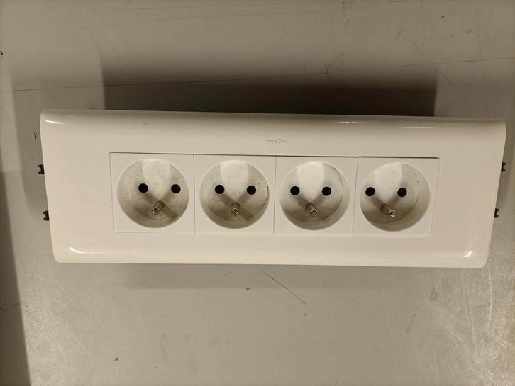 Douilles Legrand pour gouttière DLP encastrée avec couvercle, Bricolage & Construction, Électricité & Câbles, Enlèvement