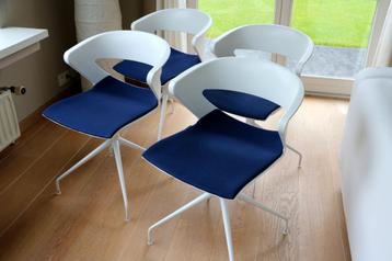 4 Kastel Kicca gestoffeerde pro draaistoelen wit/blauw beschikbaar voor biedingen