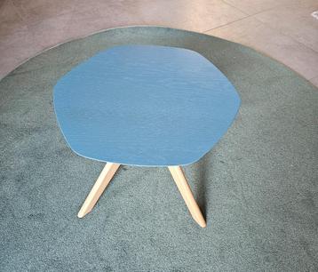 Vintage zeshoek bijzettafeltje / salontafel  beschikbaar voor biedingen