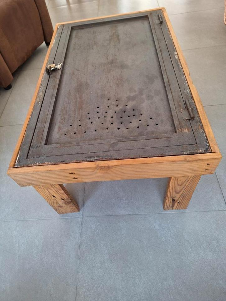 Salontafel van pallets ijzeren deurtje industriële look, Huis en Inrichting, Tafels | Salontafels, Zo goed als nieuw, Minder dan 50 cm