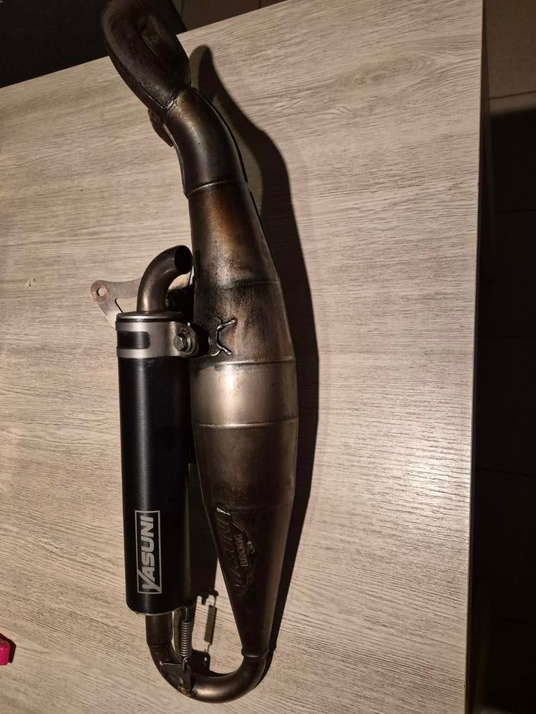 Yasuni r zwart  uitlaat aerox, Fietsen en Brommers, Brommers | Tuning en Styling, Gebruikt, Ophalen