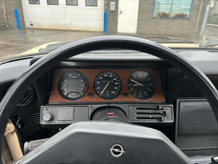 OPEL Record 1900 Automatique., Autos, Opel, Particulier, Autres modèles, Essence, Berline, 4 portes, Automatique, Beige, Beige