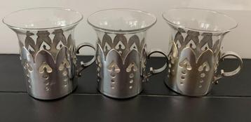 3 tassen glazen met verzilverde houder beschikbaar voor biedingen