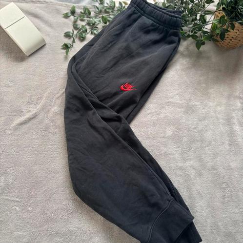 Nike joggingbroek zwart met rood logo (maat M), Kleding | Heren, Broeken en Pantalons, Zo goed als nieuw, Maat 48/50 (M), Zwart