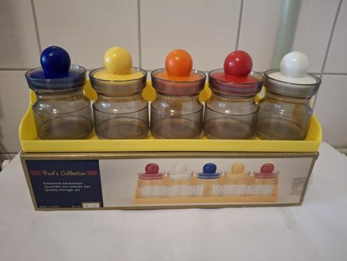 Retro keukenrekje met 5 voorraad/ kruidenpotjes, Antiek en Kunst, Curiosa en Brocante, Ophalen of Verzenden