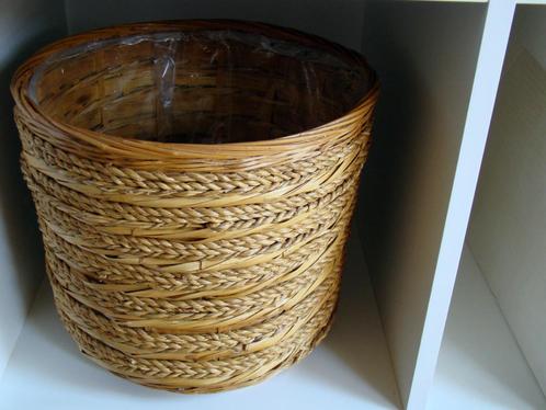 Bloempot rond geweven riet / rotan? 25-28 cm + onderzetter, Huis en Inrichting, Woonaccessoires | Schalen en Manden, Mand, Rond