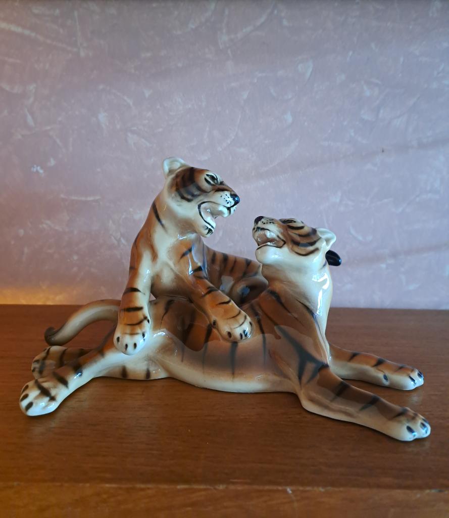 Keramos - Tigres jouant - Modèle 2899 - Wien - Tigres, Antiquités & Art, Antiquités | Céramique & Poterie, Enlèvement ou Envoi