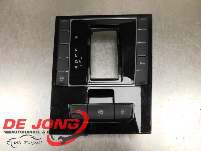 Console centrale d'un Skoda Superb, Autos : Pièces & Accessoires, Habitacle & Garnissage, Skoda, Utilisé, 3 mois de garantie, Enlèvement ou Envoi