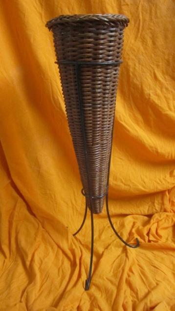 vase en rotin sur socle fer forgé 53 cm de haut NEUF, Enlèvement, Neuf