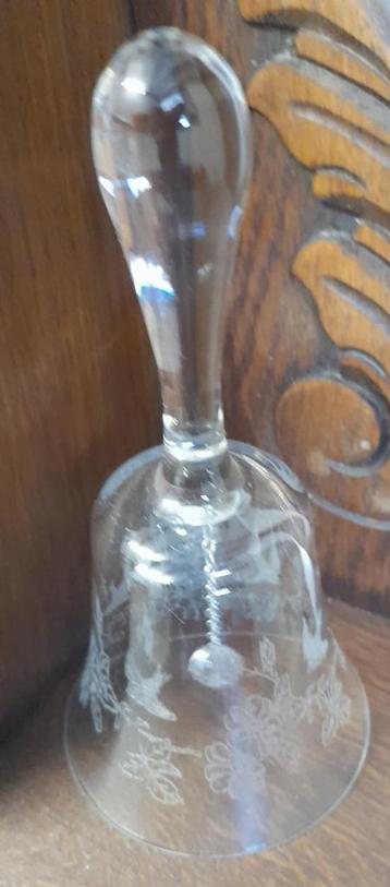 Vintage glazen geëtste bel beschikbaar voor biedingen