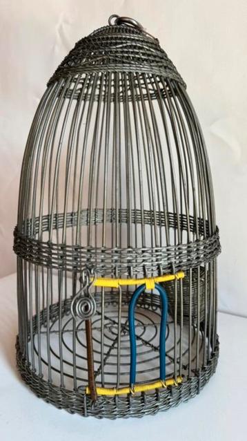 Cage à oiseaux en fer, Enlèvement