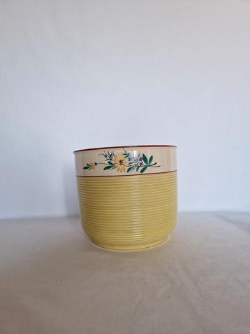 Geelbeige keramische potdeksel met florale friesdecoratie beschikbaar voor biedingen