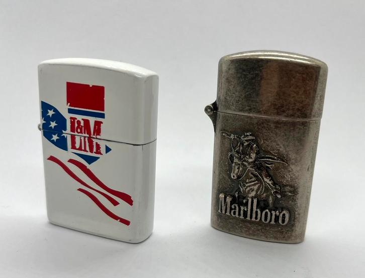 Twee verzamelbare bezine aanstekers - Marlboro en L&M, Verzamelen, Rookartikelen, Aanstekers en Luciferdoosjes, Gebruikt, Aansteker