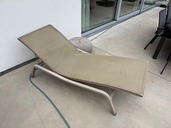 Design ligbed Fermob Alizé ligbed Nutmeg, Tuin en Terras, Ligbedden, Gebruikt, Aluminium, Verstelbaar, Verrijdbaar, Ophalen