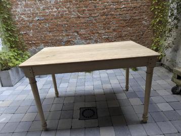 eiken tafel beschikbaar voor biedingen