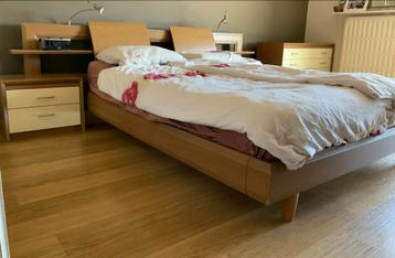 Bed 160cm+2 nachtkastjes+ lattenbodem+opzetstuk+2 spotjes beschikbaar voor biedingen