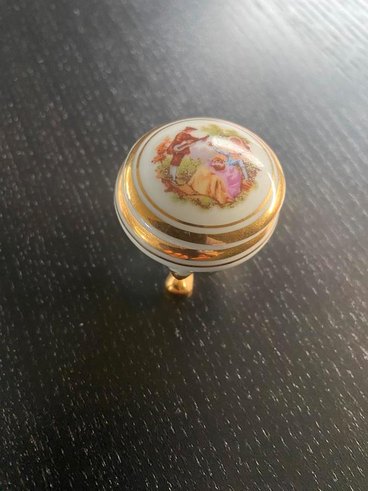 Boîte à bijoux en porcelaine ancienne de Limoges sur 3 pieds, Antiquités & Art, Antiquités | Porcelaine, Enlèvement ou Envoi