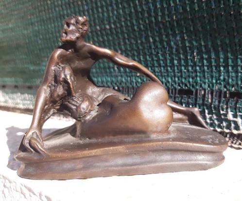Bronzen beeldje 'Sater en naakte vrouw' - getekend P.F., Antiek en Kunst, Kunst | Beelden en Houtsnijwerken, Verzenden