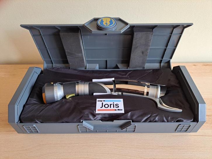 Jedi Dooku - Disney Legacy lightsaber, Verzamelen, Star Wars, Zo goed als nieuw, Replica, Ophalen of Verzenden