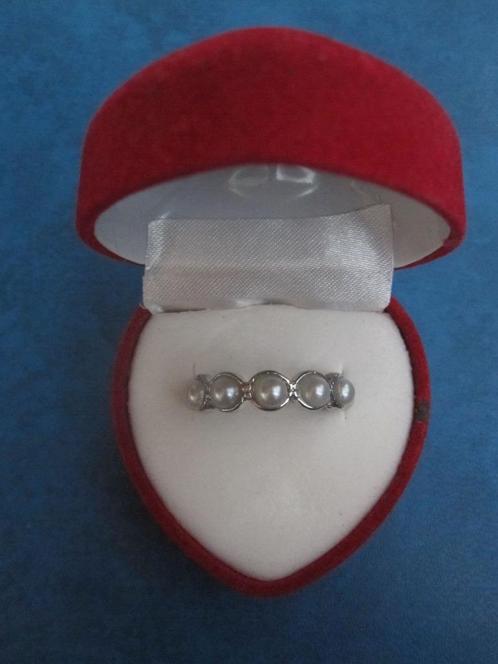 Ring - zilverkleurig - met pareltjes (NIEUW), Handtassen en Accessoires, Ringen, Zo goed als nieuw, Dame, Kleiner dan 17, Zilver