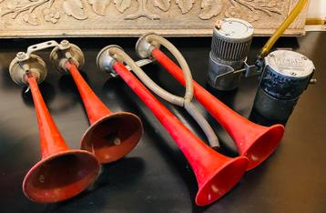 Vintage viertoon luchthoorn beschikbaar voor biedingen