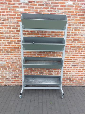 Verrijdbare planten/bloemenbak. beschikbaar voor biedingen
