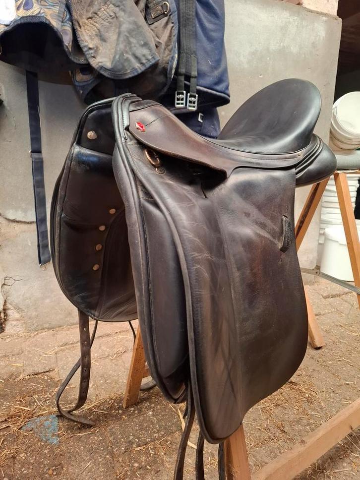 Albion dresuurzadel zwart 17,5 inch, Animaux & Accessoires, Chevaux & Poneys | Selles, Utilisé, Dressage, Enlèvement ou Envoi