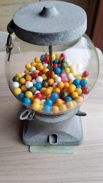 Antieke kauwbollen machine beschikbaar voor biedingen