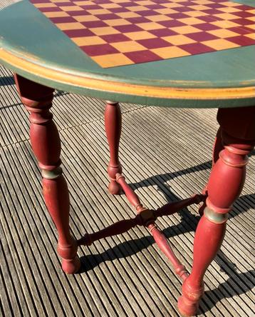 Jolie table ronde de salon. Pièce unique. beschikbaar voor biedingen