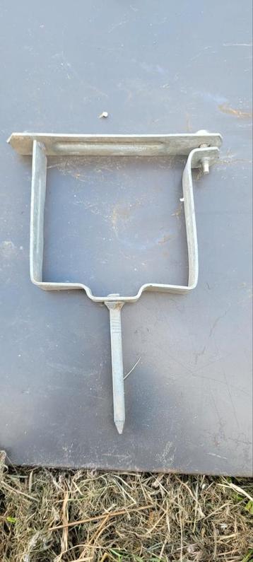 Fixations de descendes de gouttières rectangulaires galvanis beschikbaar voor biedingen