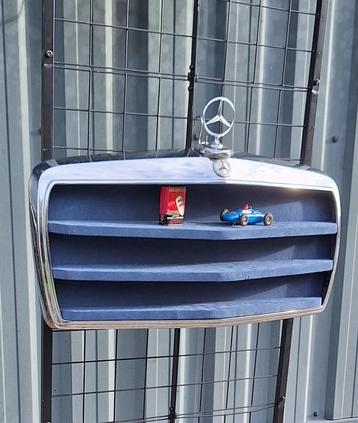 Showkast, display kast van een klassieke Mercedes grille😎 beschikbaar voor biedingen