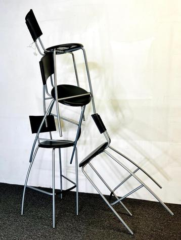 „vintage” stoelen. beschikbaar voor biedingen