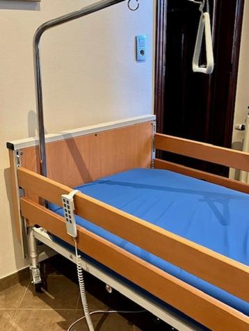 Lit médicalisé avec matelas disponible aux enchères