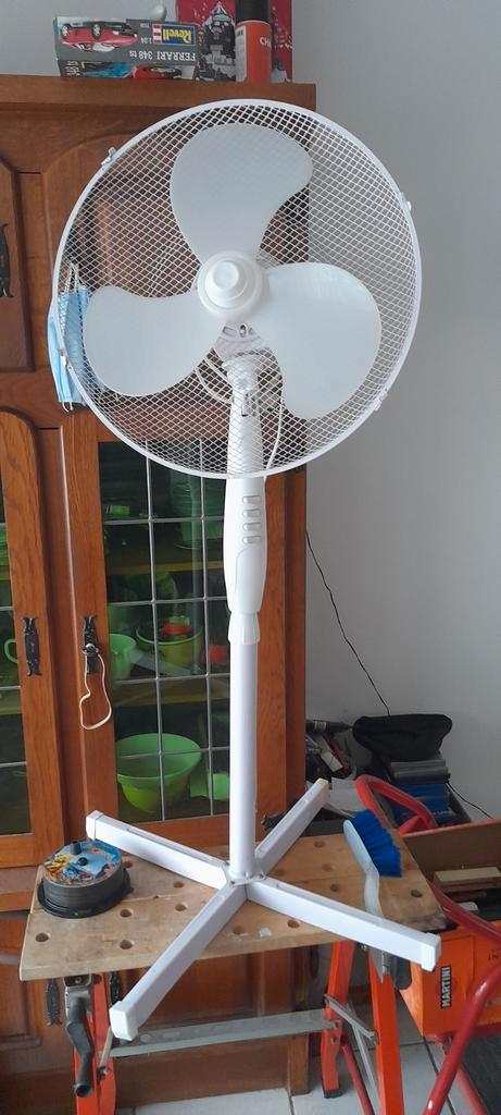 model merk = FS 40 - E . (( Scherm voor ontbreekt  )), Elektronische apparatuur, Ventilatoren, Gebruikt, Statiefventilator, Ophalen