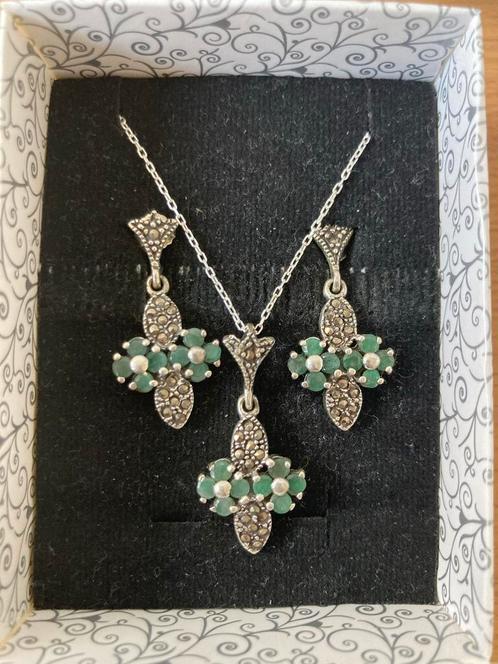 Prachtige zilveren oorbellen en hanger met smaragd, Bijoux, Sacs & Beauté, Boucles d'oreilles, Neuf, Puces ou Clous, Argent, Vert