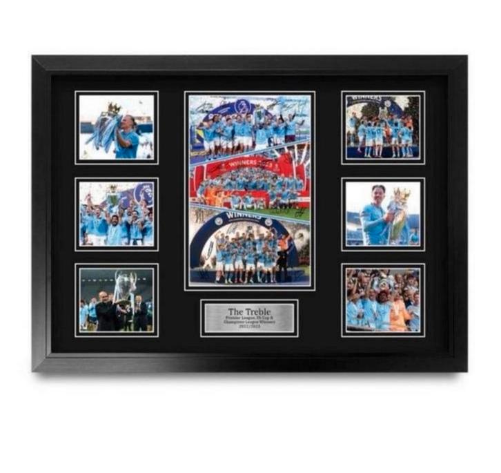 Man City Treble 2023 Winners Signed A2 Framed Autograph, Verzamelen, Sportartikelen en Voetbal, Nieuw, Poster, Plaatje of Sticker