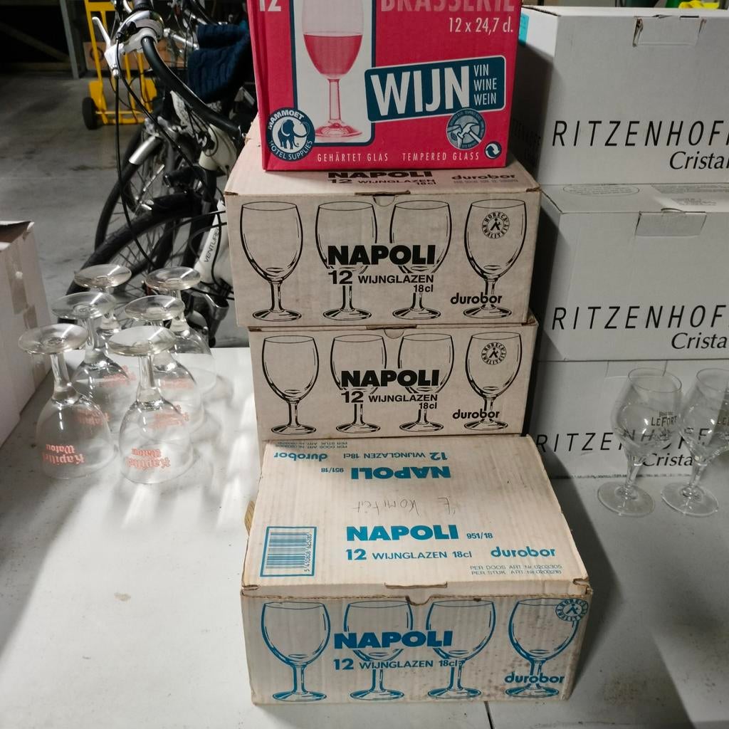 Lot wijnglazen en bierglazen, Ophalen