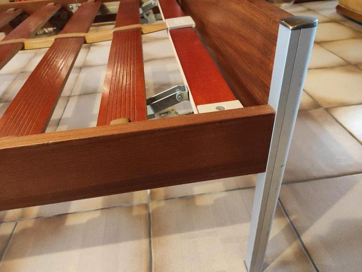 Bed 1 persoon in teak met verstelbare lattenbodem, Huis en Inrichting, Slaapkamer | Bedden, Gebruikt, Eenpersoons, 90 cm, 200 cm