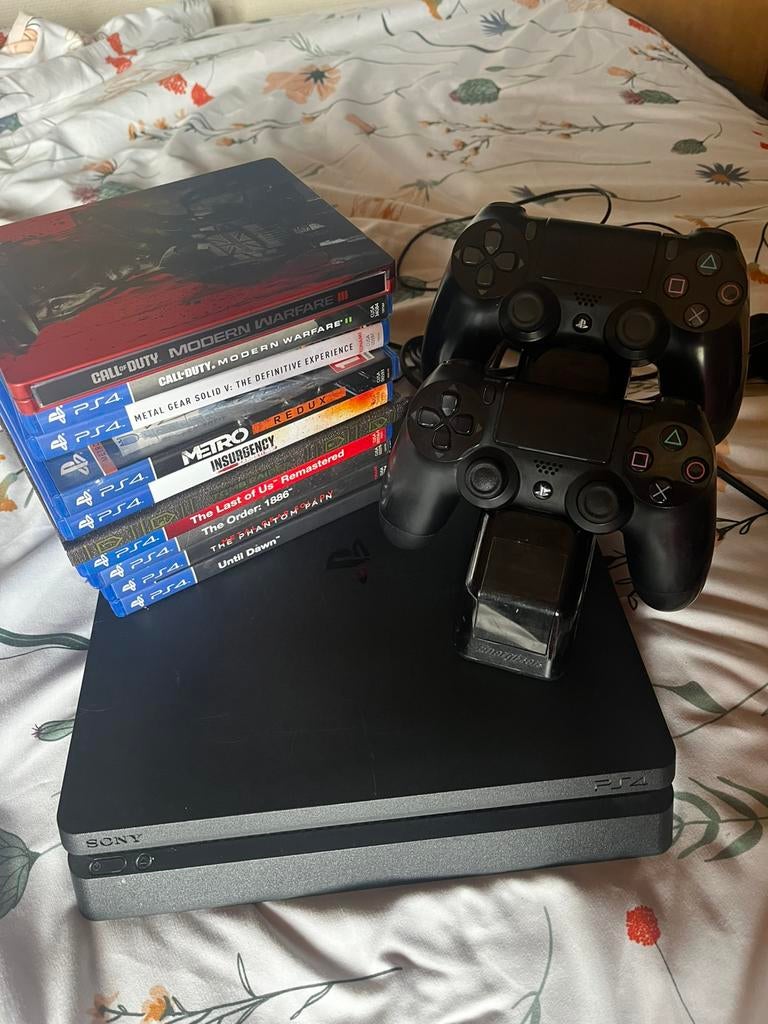 Playstation4, 2 controllers oplaad station en 10games, Games en Spelcomputers, Spelcomputers | Sony PlayStation 4, Zo goed als nieuw