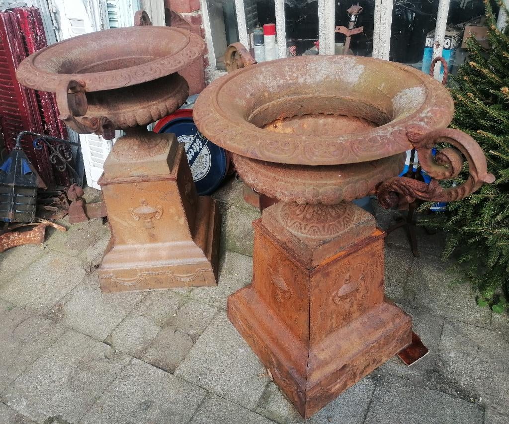 Set antieke gietijzeren vazen op voet , hoogte 90 cm, Gebruikt, Www.brokantiek.be, Ophalen of Verzenden, Doorniksesteenweg 410  8583  BOSSUIT